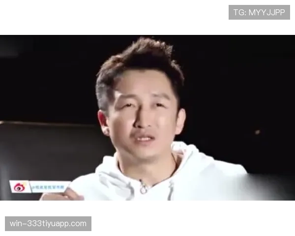 刚刷到徐灿出门那张照片，外套比我半年房租还夸张，笑不出来
